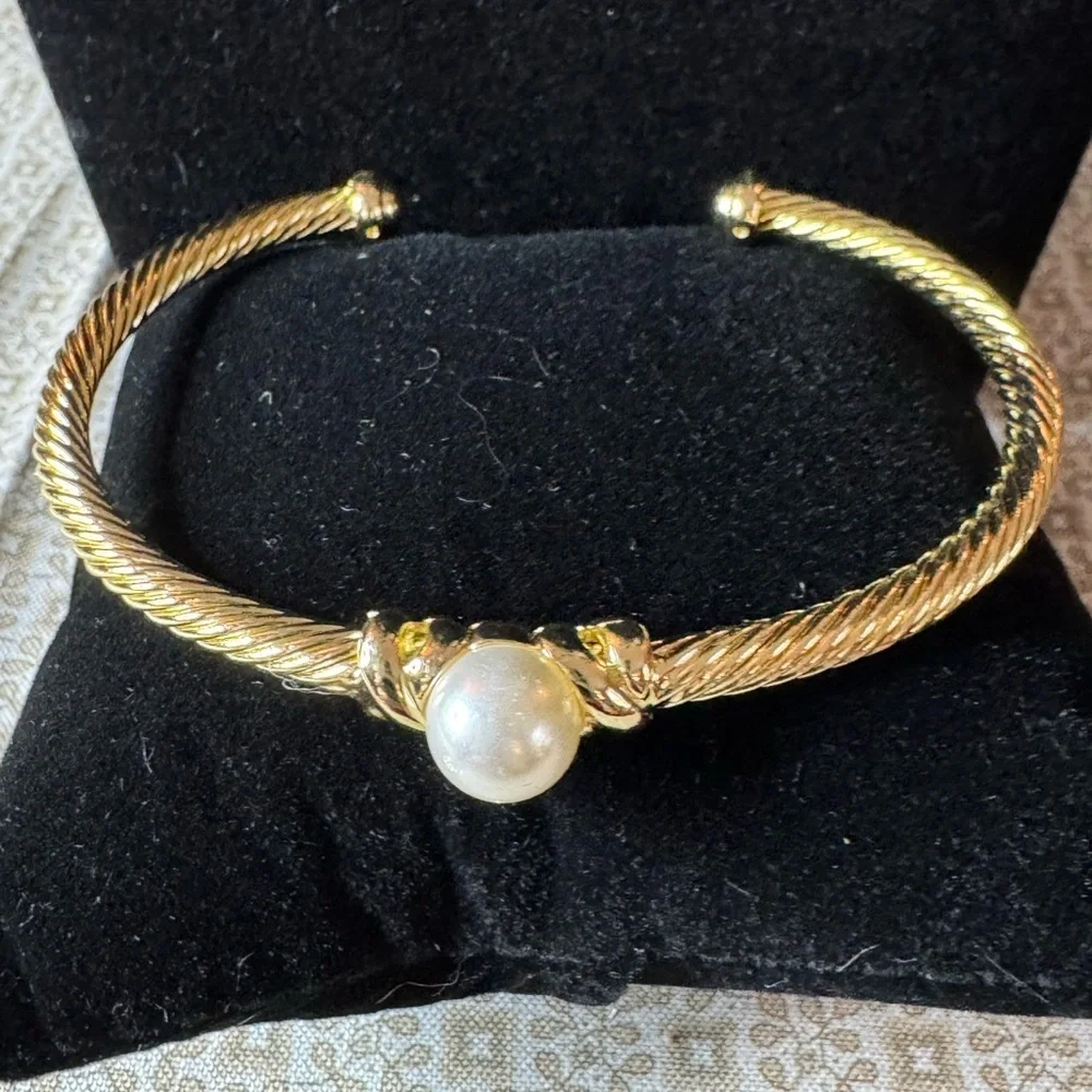 Elegant Gold Bracelet with Pearl Accent